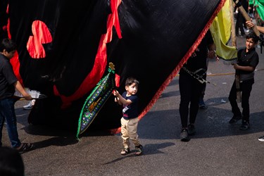برپایی علم اباعبدالله الحسین(ع) توسط کودکان در روز عاشورای حسینی