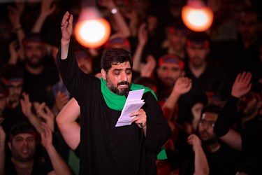 مرثیه سرایی سیدمجید بنی‌فاطمه در مراسم عزاداری شام غریبان حسینی هیات ریحانه الحسین(ع)
