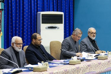 از راست: عباس علی آبادی وزیر صمت در جلسه شورای عالی کار