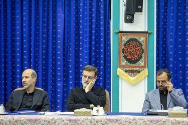 از راست: سید احسان خاندوزی وزیر امور اقتصادی و دارایی، امیرحسین قاضی زاده هاشمی رئیس سازمان بنیاد شهید و امور ایثارگران و علی اکبر محرابیان وزیر نیرو در جلسه شورای عالی کار