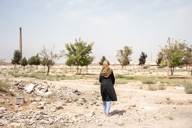 یکی از زنهای میانسال در پاتوق می‌گوید: «یاد بچه هام افتادم. سه تا بچه دارم. هر سه تا بهزیستی‌اند. من و باباشون که کارتن خواب شدیم «۱۰ ساله که بچه‌ها مو ندیدم.»