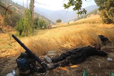 استراحت نیروهای مردمی در منطقه نزدیک به جنگلهای مریوان