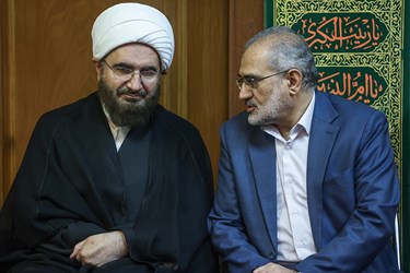 سید محمد حسینی معاون امور مجلس رئیس جمهور و حجت الاسلام حاج علی اکبری رئیس شورای سیاست گذاری ائمه جمعه در مجلس ترحیم آیت‌الله حاج شیخ یدالله رحیمیان