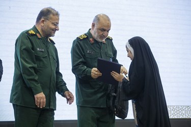 تقدیر از کوچکترین خبرنگار خبرگزاری پانا در همایش پیشرفت ایران قوی با خبرنگاران امیدآفرین