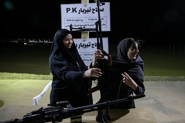 آشنایی با سلاح برای دانش آموزان در اردوی دانش آموزی راهیان پیشرفت
