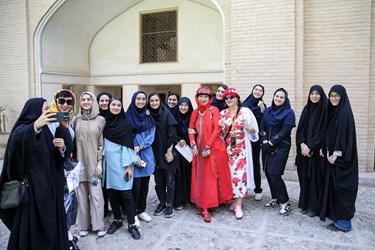 عکس یادگاری گردشگران چینی با دانش آموزان در جریان بازدید از حمام فین کاشان