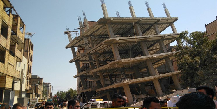 ریزش چند ساختمان غیرمجاز در حین تخریب؛  3 جسد از زیرآوار خارج شد+عکس