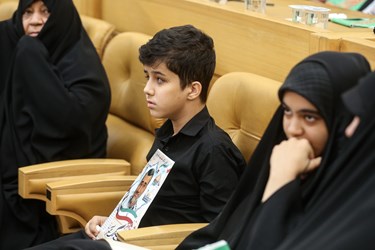 فرزندان شهدای مدافع حرم در همایش بزرگداشت شهدای مدافع حرم