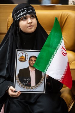 فرزندان شهدای مدافع حرم در همایش بزرگداشت شهدای مدافع حرم