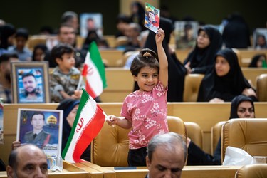 فرزندان شهدای مدافع حرم در همایش بزرگداشت شهدای مدافع حرم