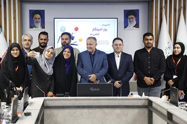 عکس یادگاری اصحاب رسانه با عارف نوروزی سرپرست ستاد اجرایی فرمان امام(ره) در پایان بازدید از بیمارستان تخصصی سرطان برکت