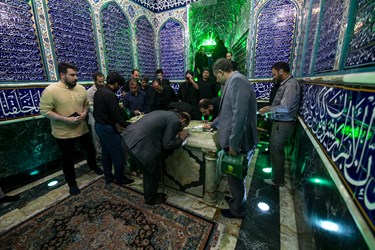 غبار روبی سرداب  امامزاده صالح(ع) توسط اصحاب رسانه