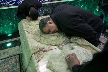 غبار روبی سرداب  امامزاده صالح(ع) توسط اصحاب رسانه