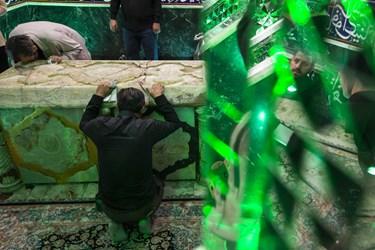 غبار روبی سرداب  امامزاده صالح(ع) توسط اصحاب رسانه
