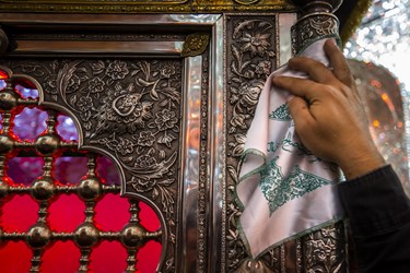 آئین غبار روبی ضریح امامزاده صالح(ع) توسط اصحاب رسانه