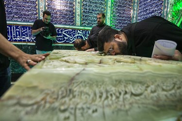 غبار روبی سرداب  امامزاده صالح(ع) توسط اصحاب رسانه