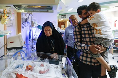 دیدار پدر و امیرعباس و پدر بزرگ و مادر بزرگ از نوزادان