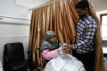  محمود قزلسفلو  بعد از  به دنیا آمدن  پنج قلوها به عیادت همسرش آمده است