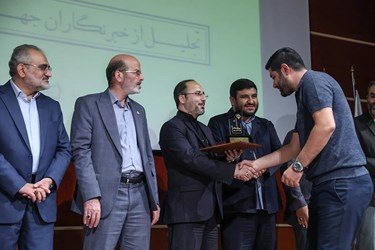 تجلیل از خبرنگاران جهادی در همایش «جهاد رسانه‌ای» با موضوع «روایت امید و پیشرفت» 