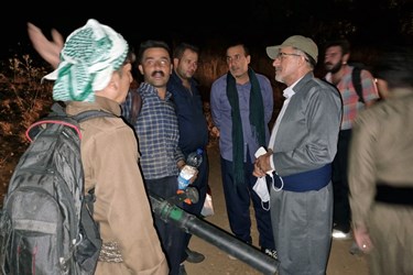 از چپ: علیرضا حیدری فرماندار پاوه در محل آتش سوزی در منطقه «سردره» پاوه