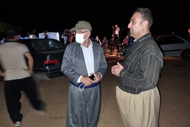 از چپ: علیرضا حیدری فرماندار پاوه در محل آتش سوزی در منطقه «سردره» پاوه