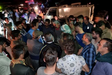 گفتگوی حامیان محیط زیست با علیرضا حیدری فرماندار پاوه در محل آتش سوزی در منطقه «سردره» پاوه