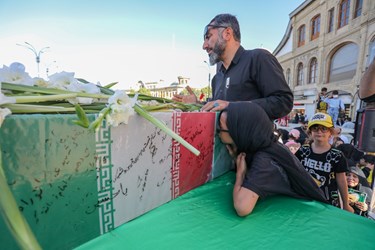 پیکر شهید گمنام بر روی دستان پرمهر همدان