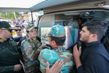 پیکر شهید گمنام بر روی دستان پرمهر همدان