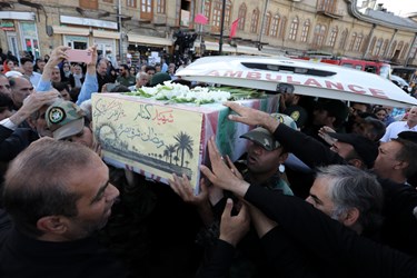 پیکر شهید گمنام بر روی دستان پرمهر همدان