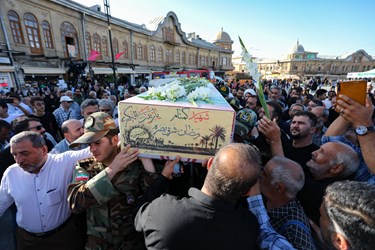 پیکر شهید گمنام بر روی دستان پرمهر همدان
