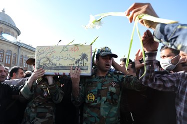 پیکر شهید گمنام بر روی دستان پرمهر همدان