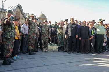 پیکر شهید گمنام بر روی دستان پرمهر همدان