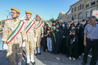 پیکر شهید گمنام بر روی دستان پرمهر همدان