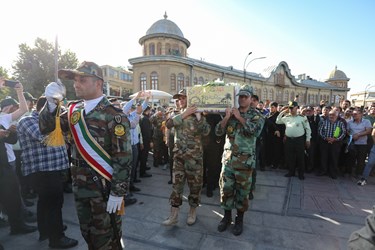 پیکر شهید گمنام بر روی دستان پرمهر همدان