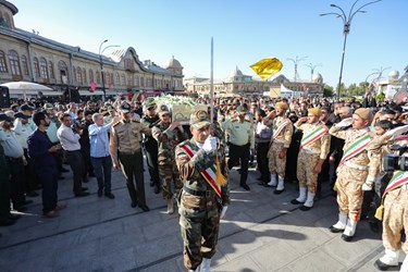 پیکر شهید گمنام بر روی دستان پرمهر همدان