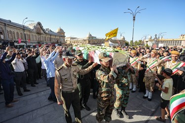 پیکر شهید گمنام بر روی دستان پرمهر همدان