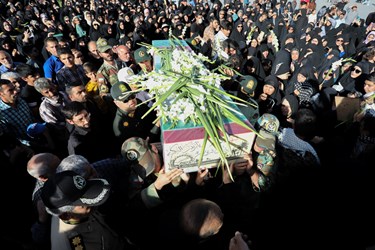 پیکر شهید گمنام بر روی دستان پرمهر همدان