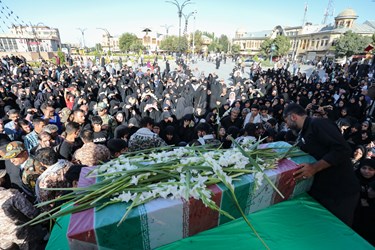 پیکر شهید گمنام بر روی دستان پرمهر همدان