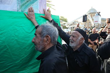 پیکر شهید گمنام بر روی دستان پرمهر همدان