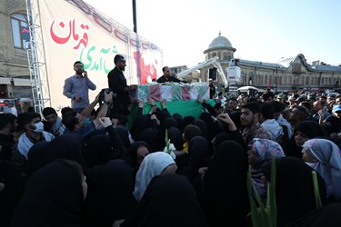 پیکر شهید گمنام بر روی دستان پرمهر همدان
