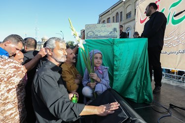 پیکر شهید گمنام بر روی دستان پرمهر همدان