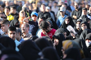 پیکر شهید گمنام بر روی دستان پرمهر همدان