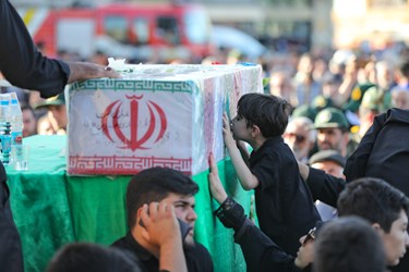 پیکر شهید گمنام بر روی دستان پرمهر همدان