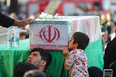 پیکر شهید گمنام بر روی دستان پرمهر همدان