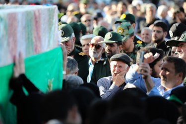 پیکر شهید گمنام بر روی دستان پرمهر همدان