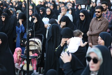 پیکر شهید گمنام بر روی دستان پرمهر همدان