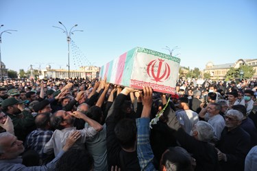 پیکر شهید گمنام بر روی دستان پرمهر همدان