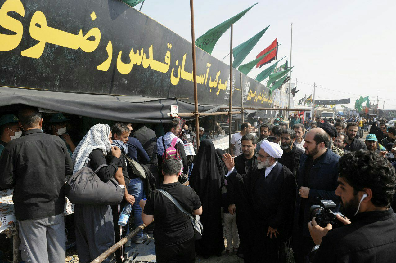 خدمت‌رسانی خادمان امام رضا (ع) به زائران اربعین از مرز پاکستان تا خاک عراق 5