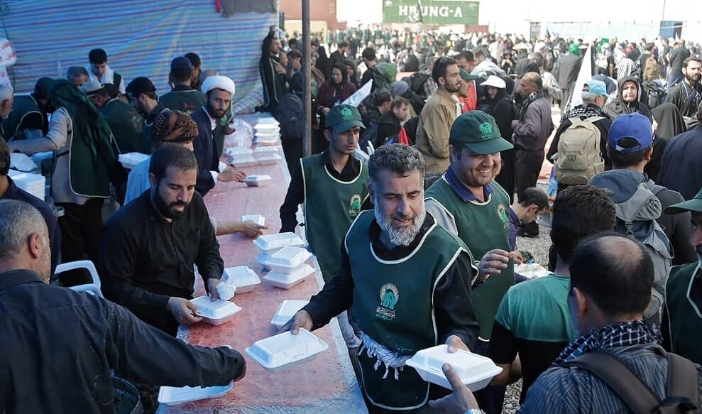 خدمت‌رسانی خادمان امام رضا (ع) به زائران اربعین از مرز پاکستان تا خاک عراق 6