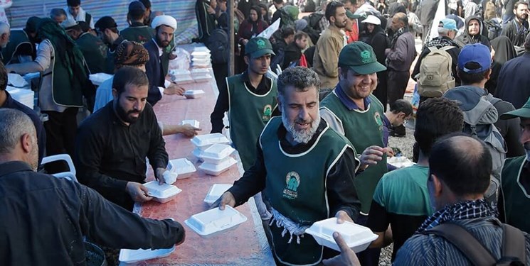 خدمت‌رسانی خادمان امام رضا (ع) به زائران اربعین از مرز پاکستان تا خاک عراق